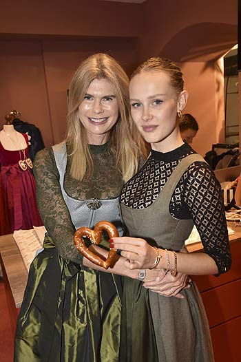 Laura Marie Geissler (Rennfahrerin Porsche Sports Cup) und Mutter Daniela Geissler -"AlpenHerz goes Kitzbühel" - Eröffnung der AlpenHerz Repräsentanz im Shop "Passage 3" in Kitzbühel am 04.08.2023 / Foto: BrauerPhotos / Goran Nitschkev
